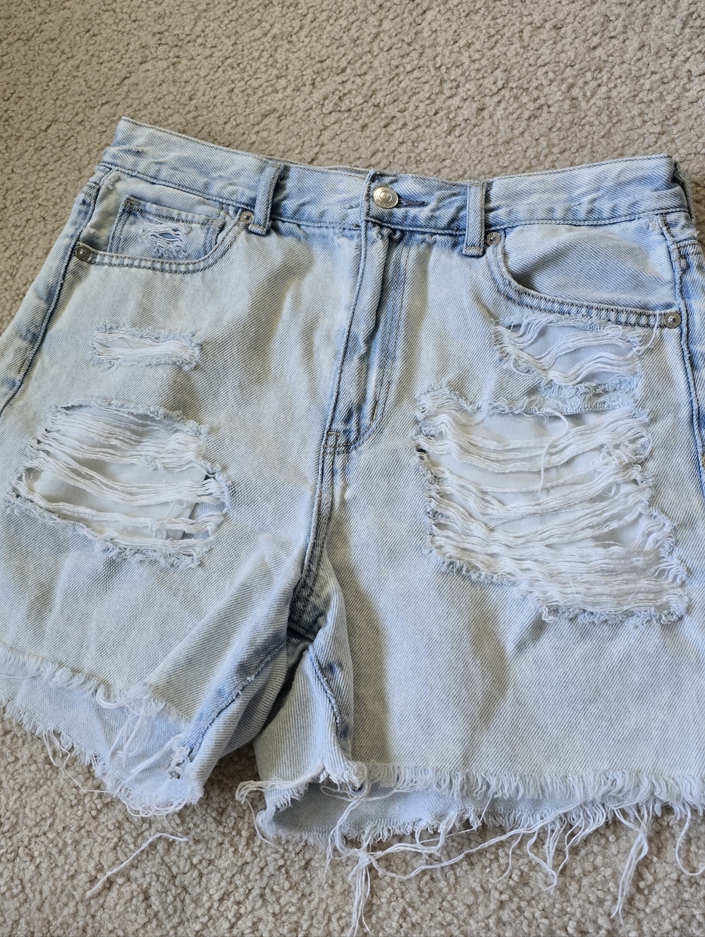 American Eagle Mom Short Light Blue Distressed Denim Women’s Shorts Size 6